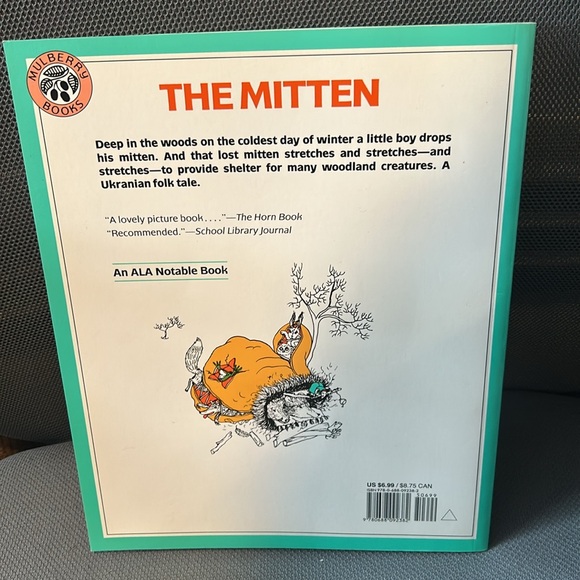 Holiday Christmas Book Bundle of 5 Booksi - Picture 8 of 10